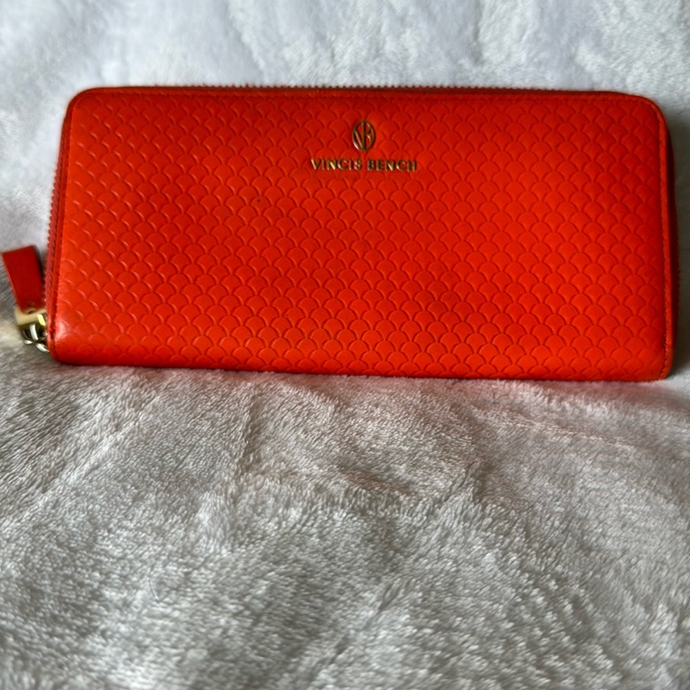 Vinci Bench Orange Zip close Wallet. Designed in Paris